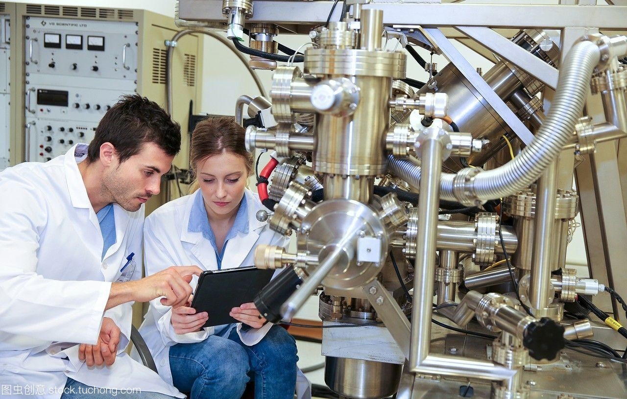 研究人員。表面光譜儀,光電子能譜學,俄歇電子能譜學,aesvg科學自動扶梯200d表面分析設備。技術服務行業。tecnaliaresearch&innovationdonostiasansebastiangipuzkoabasquecountry,西班牙。